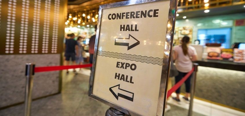 Skylt i entré visar vägen till konferens- och expohall